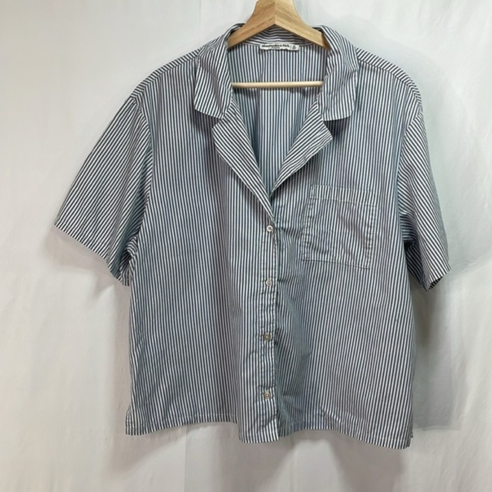 🐥 A and F sleepwear top blue and white striped woven short sleeve